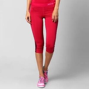 Nike Pro Capri Leggings in Fuchsia Force/Deep Garnet/Hyper Pink Size Medium